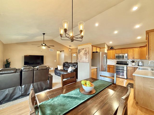 2656 N Wuthering Hills Drive, Janesville, WI 53546