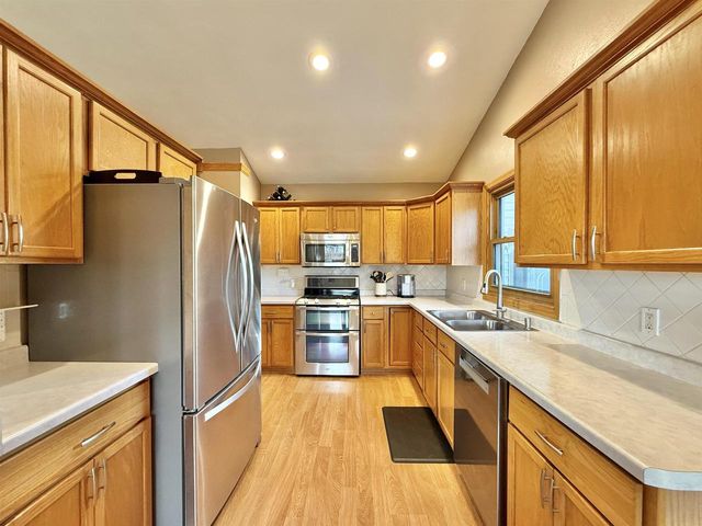 2656 N Wuthering Hills Drive, Janesville, WI 53546