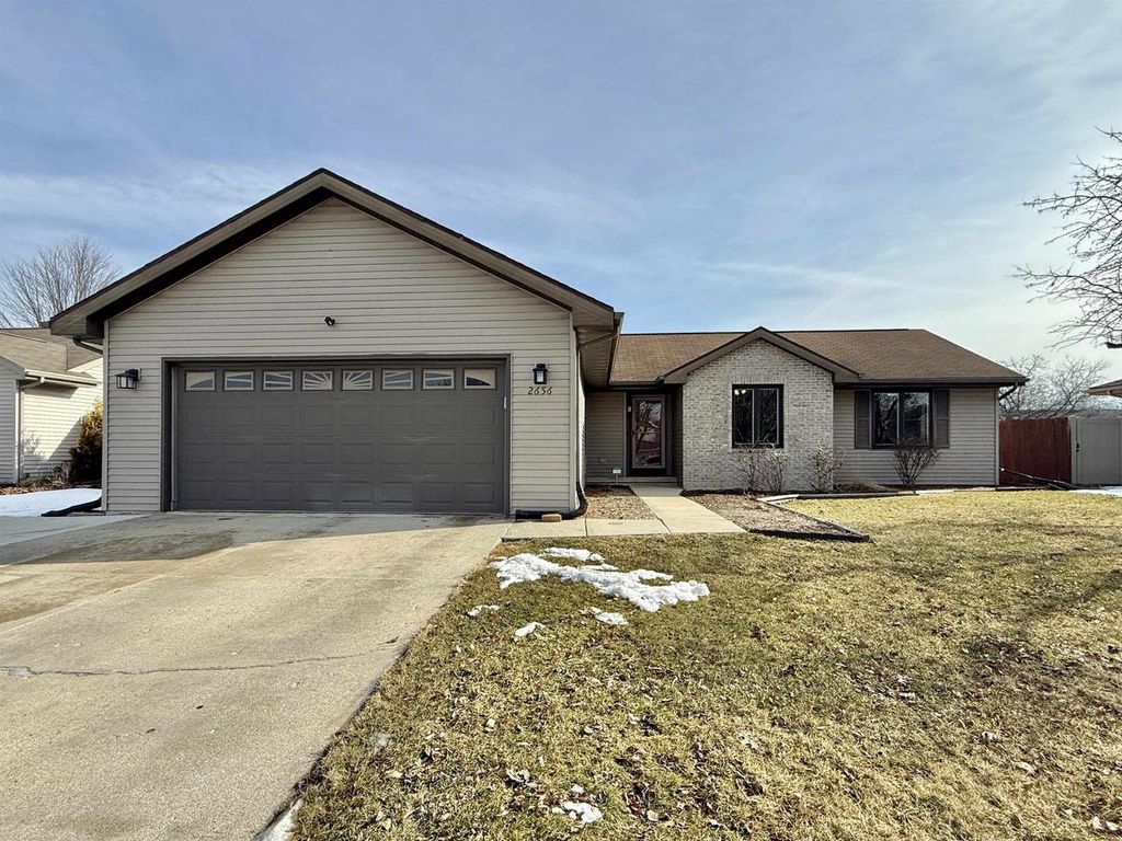 2656 N Wuthering Hills Drive, Janesville, WI 53546