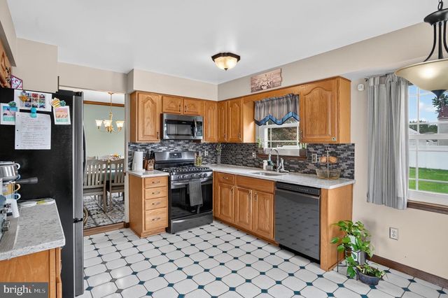 3 BERWICK LN, Sicklerville, NJ 08081