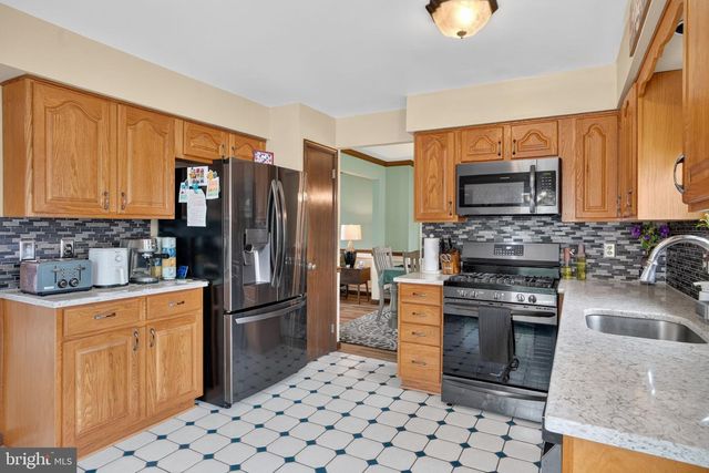 3 BERWICK LN, Sicklerville, NJ 08081
