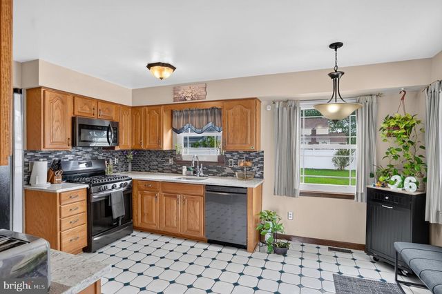 3 BERWICK LN, Sicklerville, NJ 08081