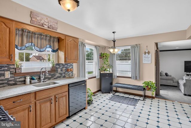 3 BERWICK LN, Sicklerville, NJ 08081
