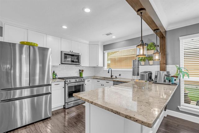 11 Barnstable Place, The Woodlands, TX 77381