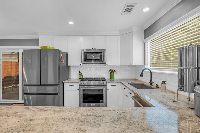 11 Barnstable Place, The Woodlands, TX 77381