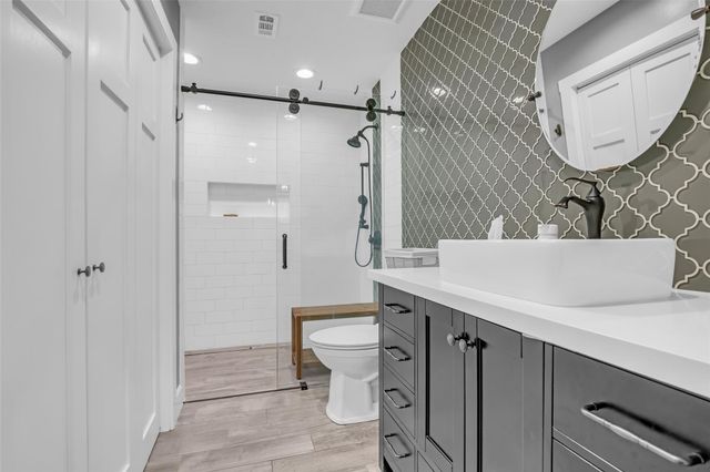 11 Barnstable Place, The Woodlands, TX 77381