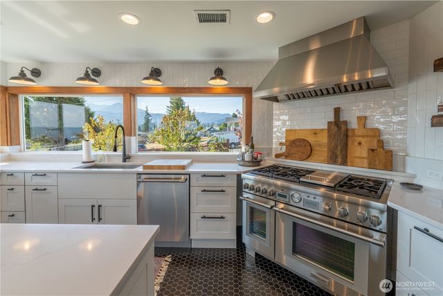 929 W 5th Street, Port Angeles, WA 98363