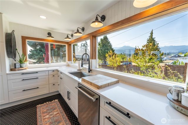 929 W 5th Street, Port Angeles, WA 98363