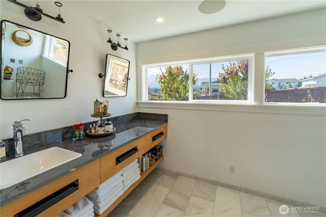 929 W 5th Street, Port Angeles, WA 98363