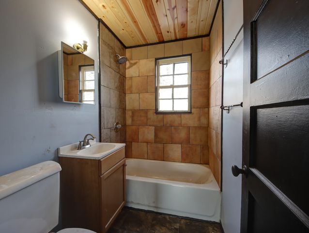 826 Kingsporte Avenue, La Porte, IN 46350