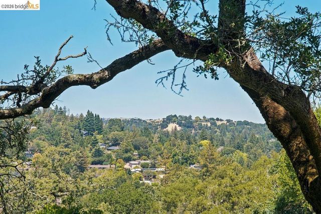 26 Fern Way, Orinda, CA 94563