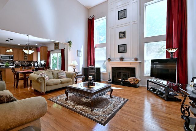10 Sequoia Court, Streamwood, IL 60107