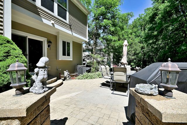 10 Sequoia Court, Streamwood, IL 60107