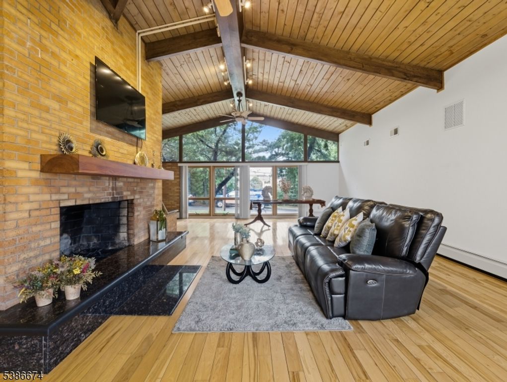 135 Jefferson Pl, Totowa Boro, NJ 07512