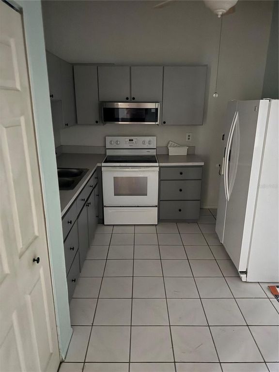 Image 4 of property listing at 1445 MALIBU CIRCLE NE 110, Palm Bay, FL 32905