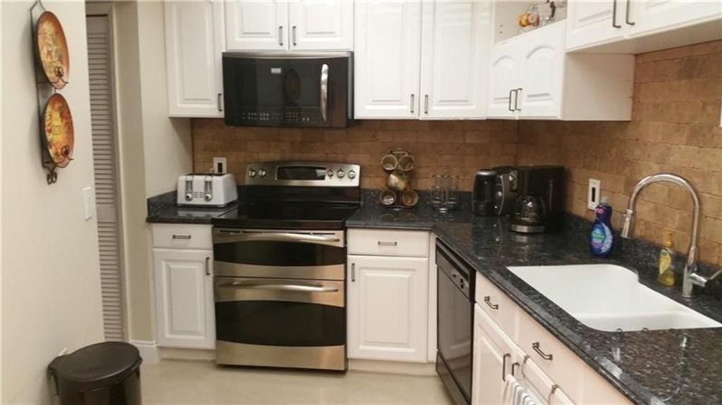 625 Oaks Dr. 704, Pompano Beach, FL 33069