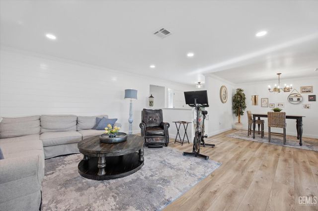 1405 Thunderbird Street, Bakersfield, CA 93309