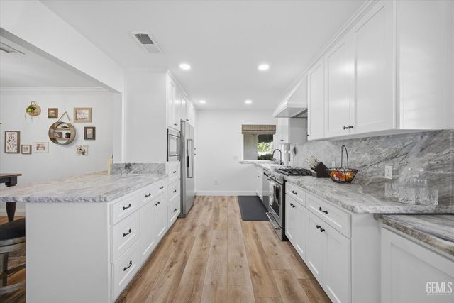 1405 Thunderbird Street, Bakersfield, CA 93309