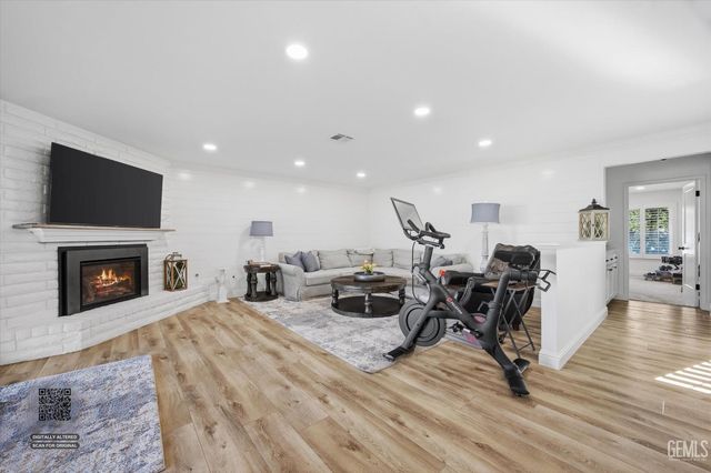 1405 Thunderbird Street, Bakersfield, CA 93309