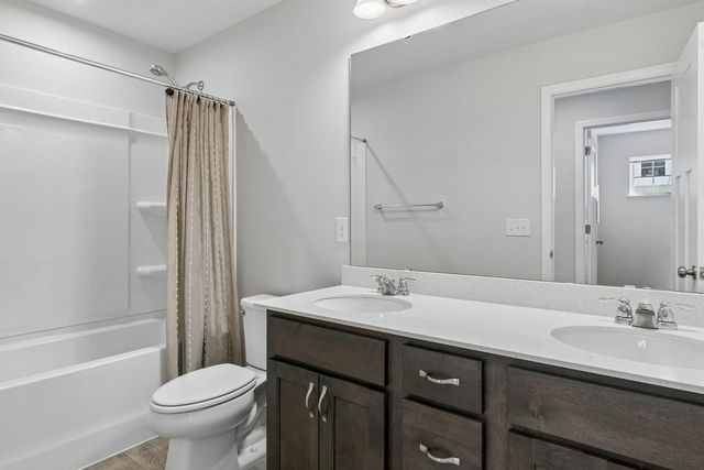 2193 Gateway Curve, North Saint Paul, MN 55109