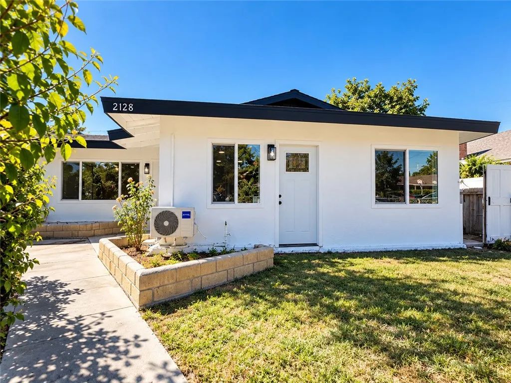 2128 N Bristol, Santa Ana, CA 92706