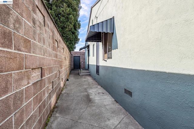 2242 Santa Clara Ave, Alameda, CA 94501