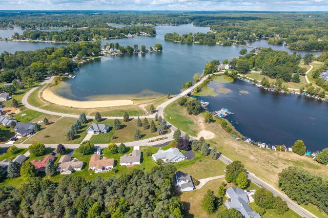 10197 E Royal Road, Morton Twp, MI 49346