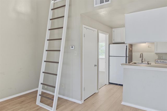 601 Nelray BLVD 17, Austin, TX 78751