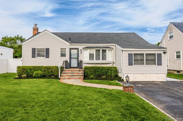 17 Shelly Court, Plainview, NY 11803