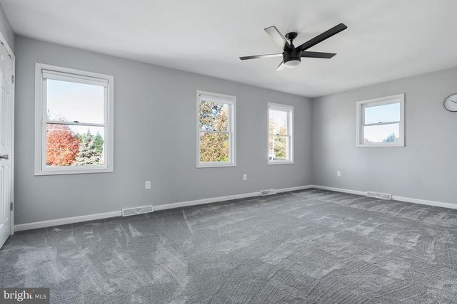 4956 E BERLIN RD, Thomasville, PA 17364