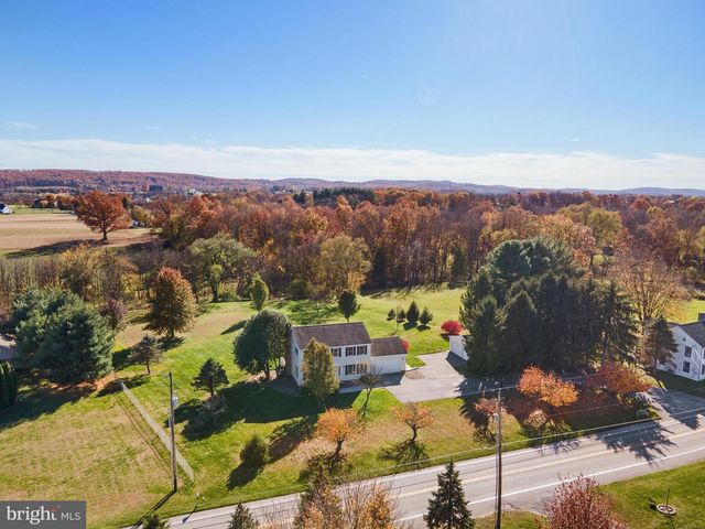 4956 E BERLIN RD, Thomasville, PA 17364