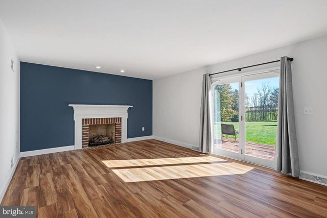 4956 E BERLIN RD, Thomasville, PA 17364