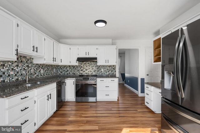 4956 E BERLIN RD, Thomasville, PA 17364