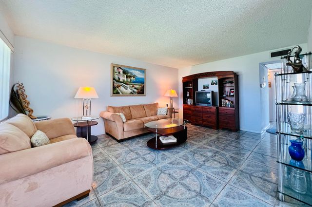57 Chatham C, West Palm Beach, FL 33417