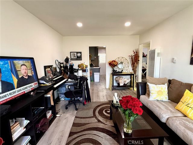5231 Roseland, Los Angeles, CA 90016