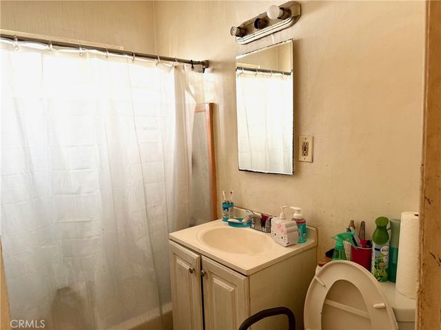 5231 Roseland, Los Angeles, CA 90016