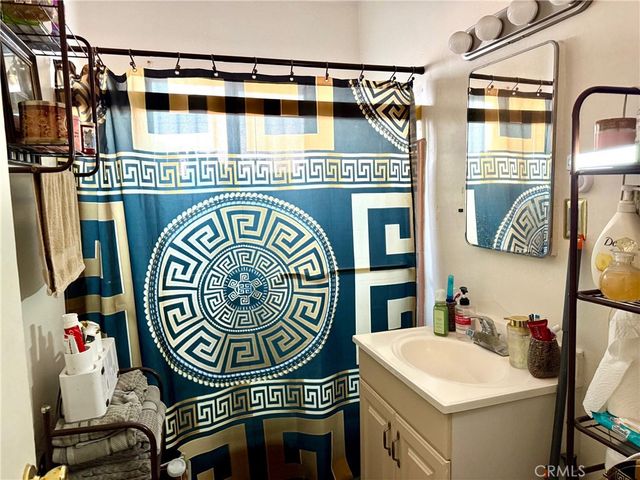 5231 Roseland, Los Angeles, CA 90016