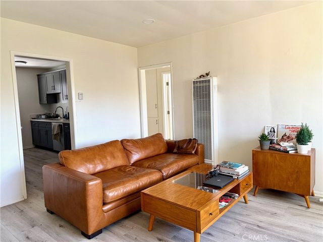 5231 Roseland, Los Angeles, CA 90016