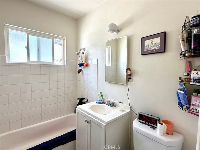 5231 Roseland, Los Angeles, CA 90016