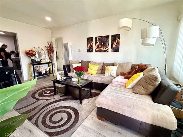 5231 Roseland, Los Angeles, CA 90016