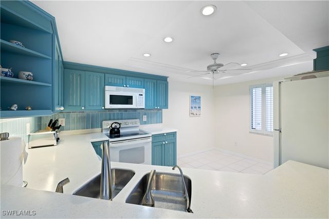 565 Beachwalk CIR T-102, Naples, FL 34108