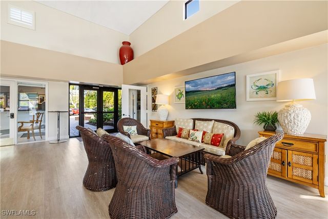 565 Beachwalk CIR T-102, Naples, FL 34108