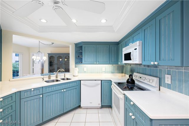 565 Beachwalk CIR T-102, Naples, FL 34108