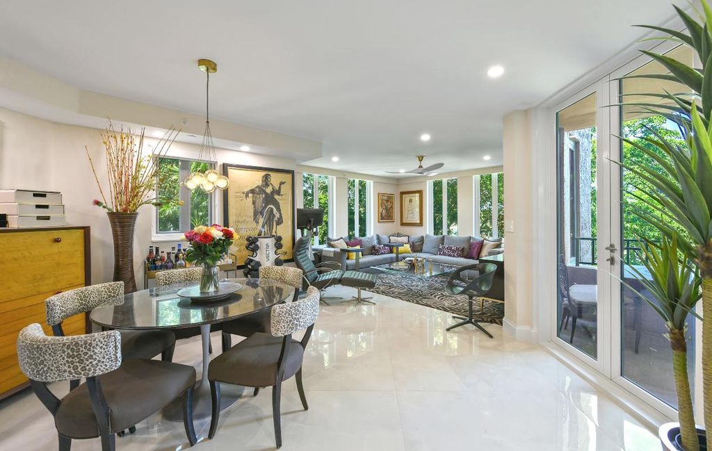 Image 10 of property listing at 100 SE 5th Avenue 306, Boca Raton, FL 33432