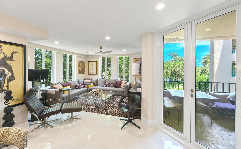 Image 11 of property listing at 100 SE 5th Avenue 306, Boca Raton, FL 33432