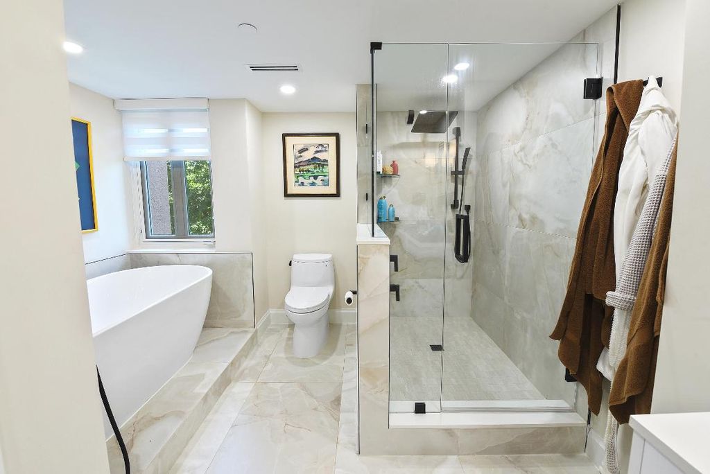 Image 16 of property listing at 100 SE 5th Avenue 306, Boca Raton, FL 33432