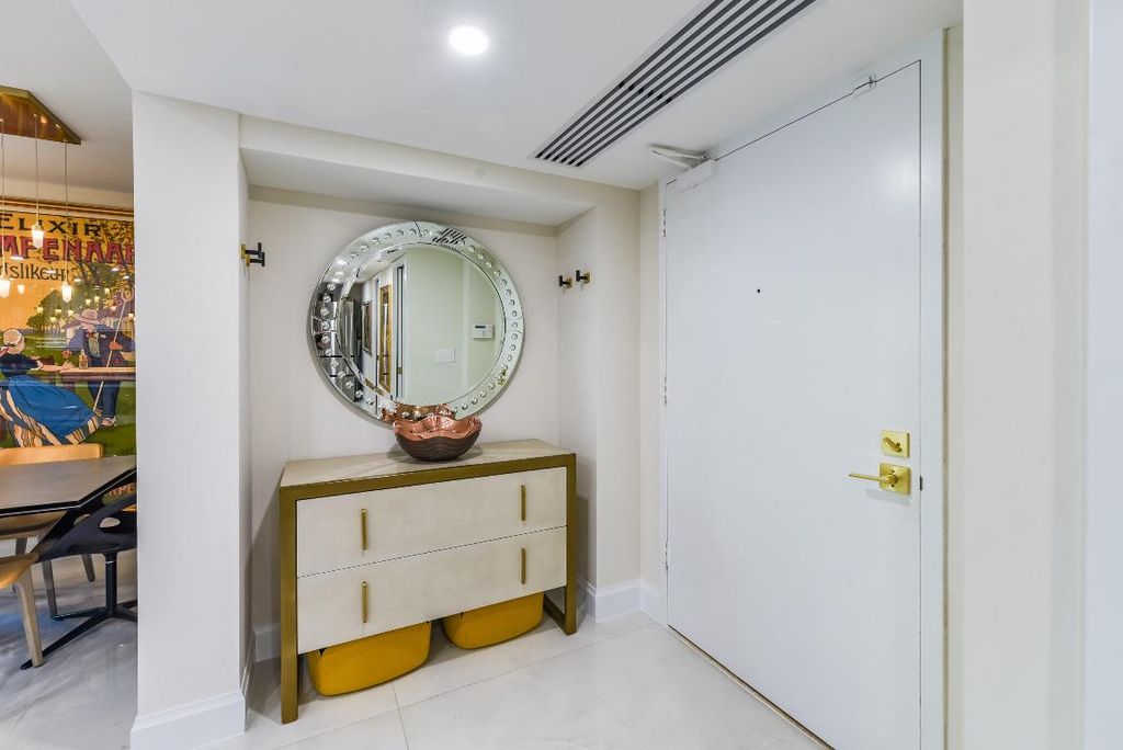 Image 3 of property listing at 100 SE 5th Avenue 306, Boca Raton, FL 33432