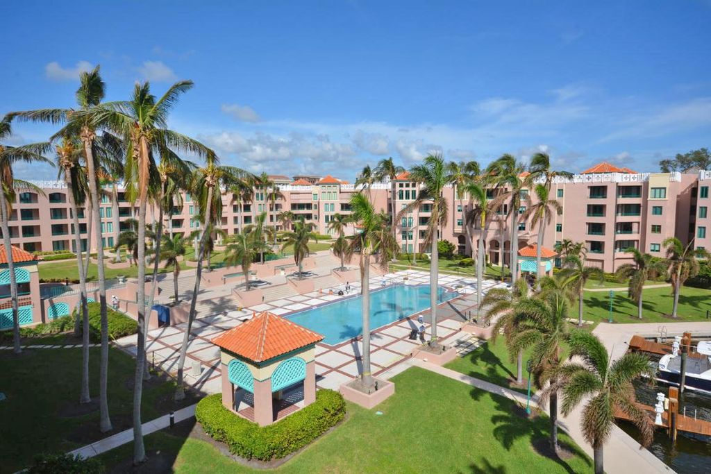 Image 43 of property listing at 100 SE 5th Avenue 306, Boca Raton, FL 33432