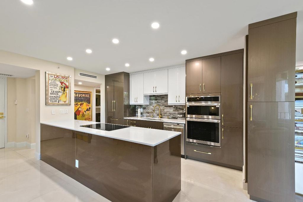 Image 7 of property listing at 100 SE 5th Avenue 306, Boca Raton, FL 33432