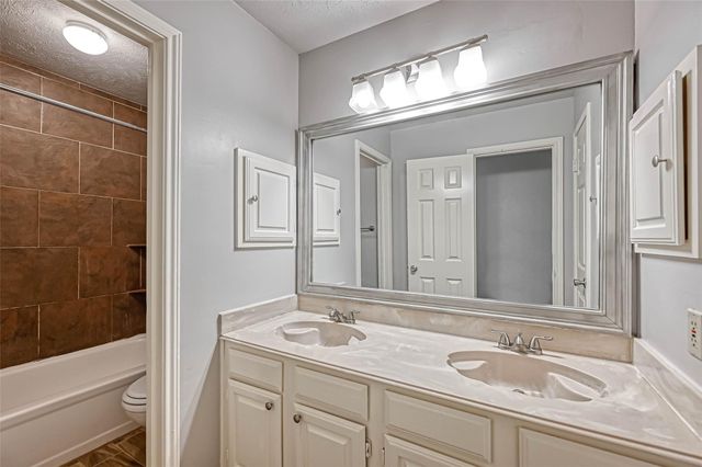 2235 Sentinal Oaks Street, Sugar Land, TX 77478